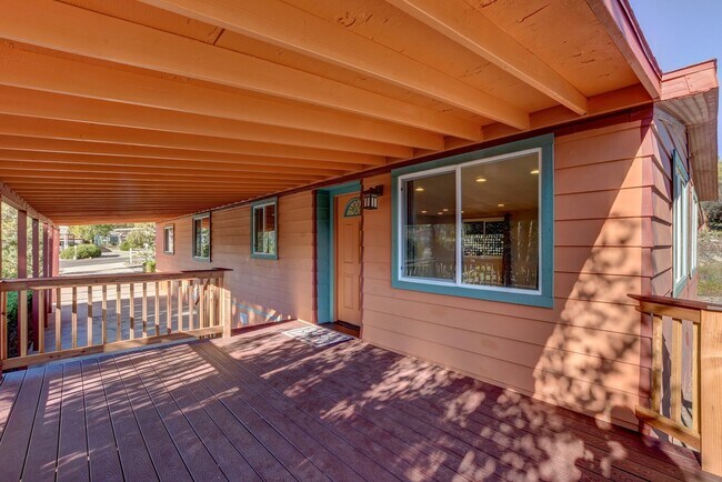 Foto del edificio - Spacious 2 Bedroom Home Near Willow Lake!