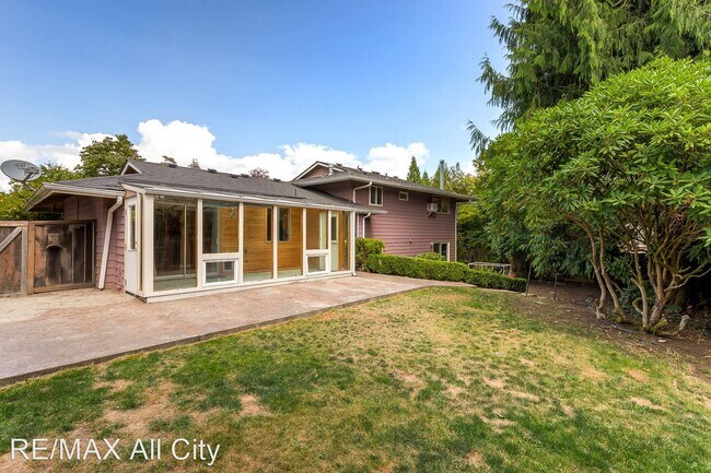 Building Photo - 4 br, 2.5 bath House - 17027 NE 19th Street