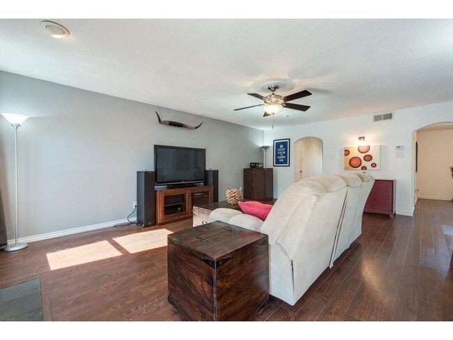 Foto del edificio - 13340 Kit Ln