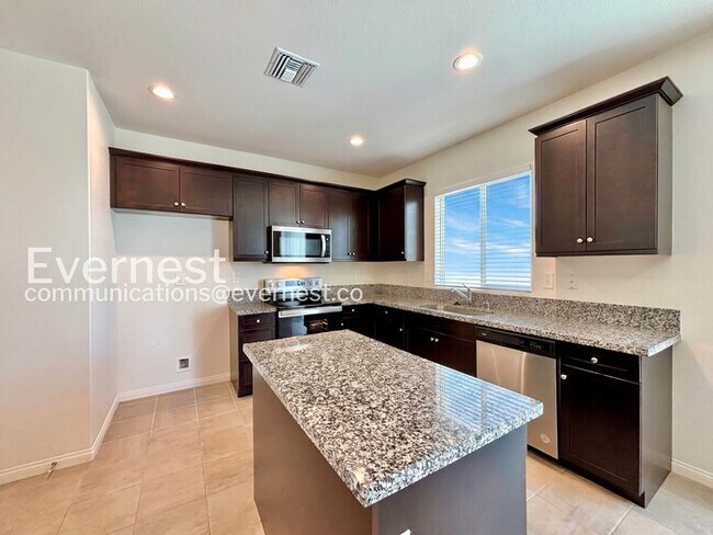 Building Photo - 4 Bed/3 Bath Home with Fenced Yard & Garage / Vouchers Accepted / Available Now!