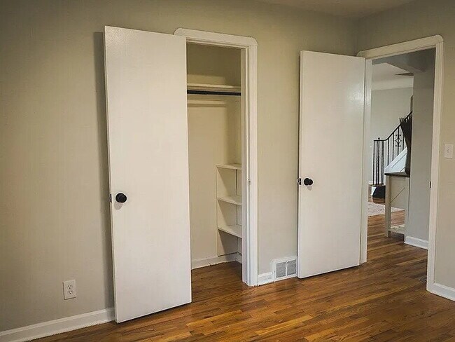 Foto del edificio - Spacious 4-Bedroom Home in Prime Parma Heights Location.