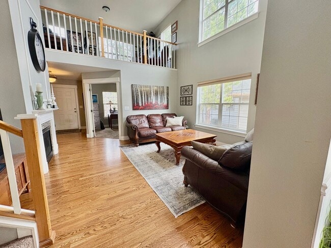 Building Photo - Stunning Home with ~4,000sqft of Living Space In a Great Location!