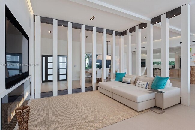 Building Photo - 7972 Biscayne Point Cir