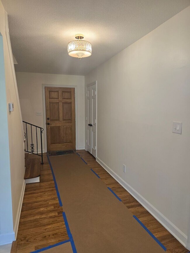 Building Photo - NEW LISTING!!!!!
