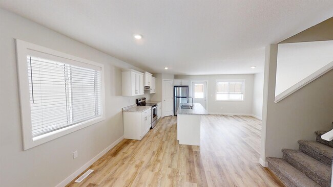 Building Photo - 9436 D-94113 113 Ave