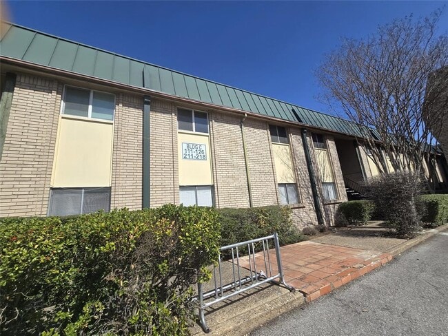 Building Photo - 2600 Penny Ln