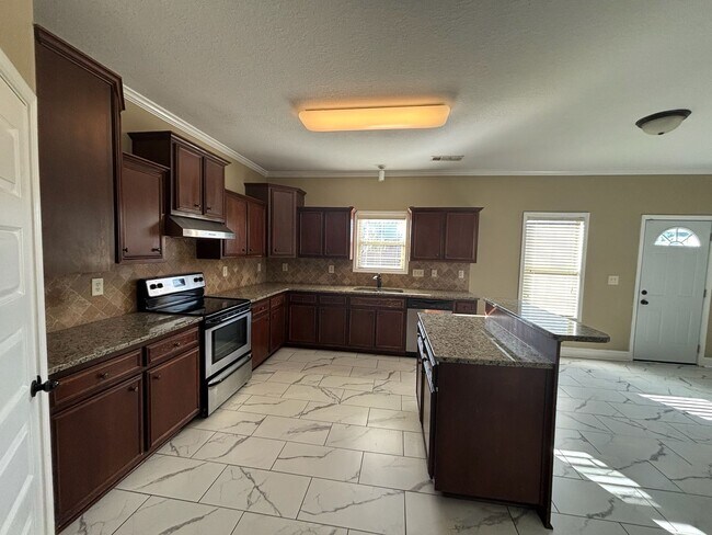 Foto del edificio - This property blends ample living space and storage with functional amenities.