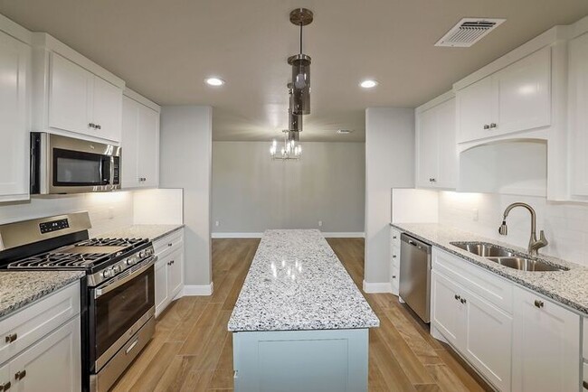 Building Photo - New Construction in City View!