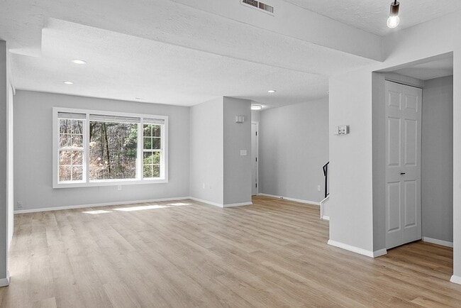 Building Photo - 617 Edgebrook Dr