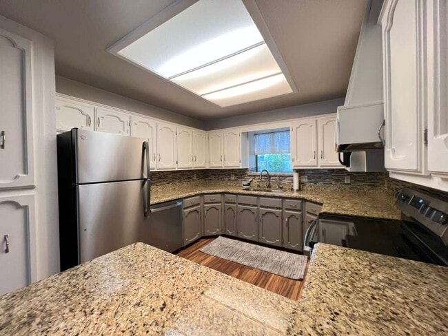 Building Photo - 812 Santa Anna Dr