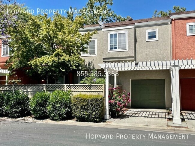 Building Photo - Bright Dual Master Suite Townhouse in Down...
