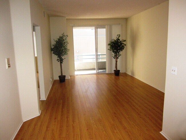 Building Photo - 10933 Huston St