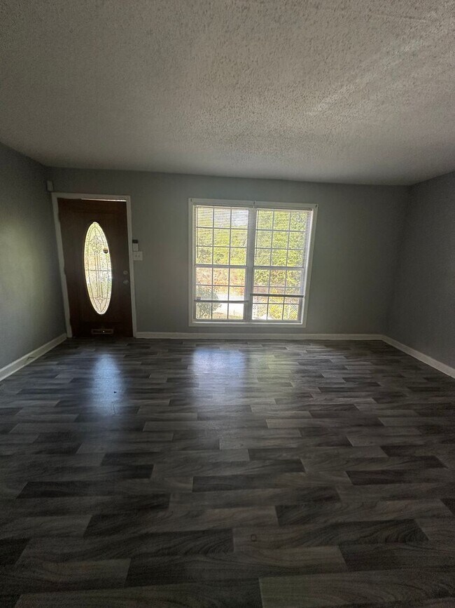 Foto del edificio - 3 bedroom 2 bath renovated home with a huge family room!