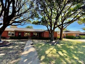 Building Photo - 9560 Mercer Dr
