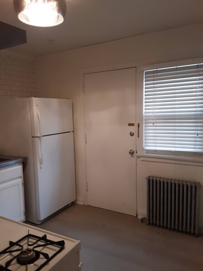 Building Photo - First Floor Spacious 1-Bed in Fantastic Ev...