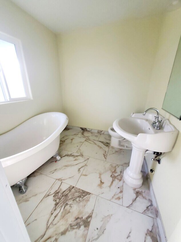 Building Photo - **Price Reduction** Newly Remodeled 2bd/2b...