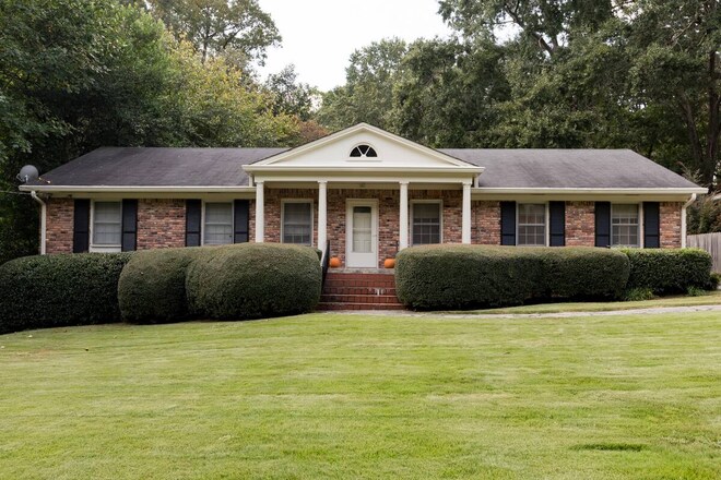 Foto principal - 692 N Superior Ave