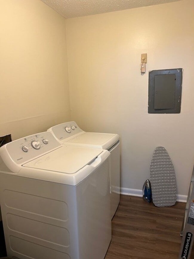 Building Photo - ***2 BED Condo/Downstairs unit/ W,S&T INCLUDED!!