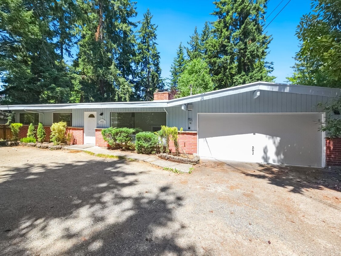 Primary Photo - New Kitchen!! Beautiful family home w/extr...