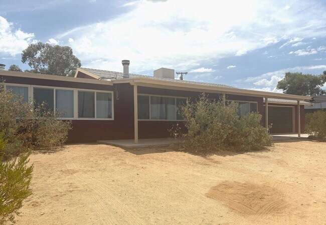 Foto del edificio - 3 Bedroom 1.5 Bath Modern Farmhouse near JT National Park * MOVE IN SPECIAL*