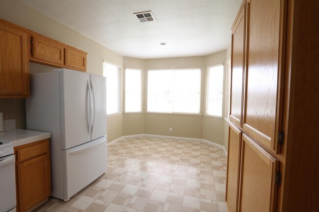 Building Photo - 739 Edenderry Dr