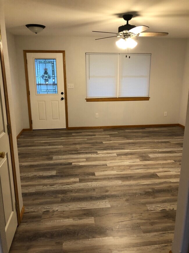 Living - 1807 N Grand Ave