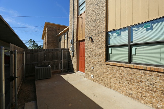 3BR-2.5BA Patio - Country Crest Townhomes