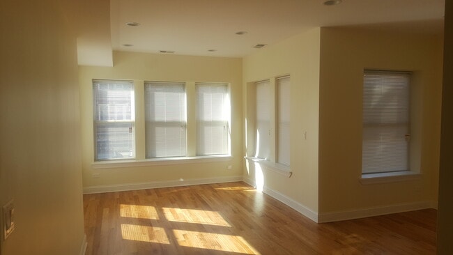 Building Photo - 4817 N Troy St