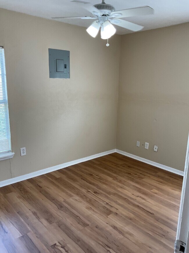 Foto del edificio - "Charming 4-Bedroom Home at 1512 Elaine Pl...
