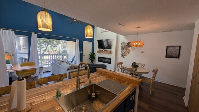 Foto del edificio - 4450 Little River Inn Ln