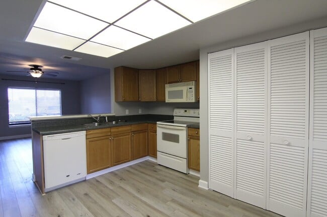 Building Photo - 2/1