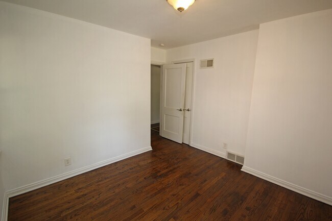 Foto del edificio - 9721 Greenwood Terrace