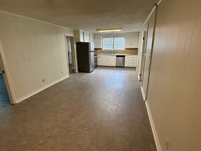 Building Photo - 641 Azalea Dr