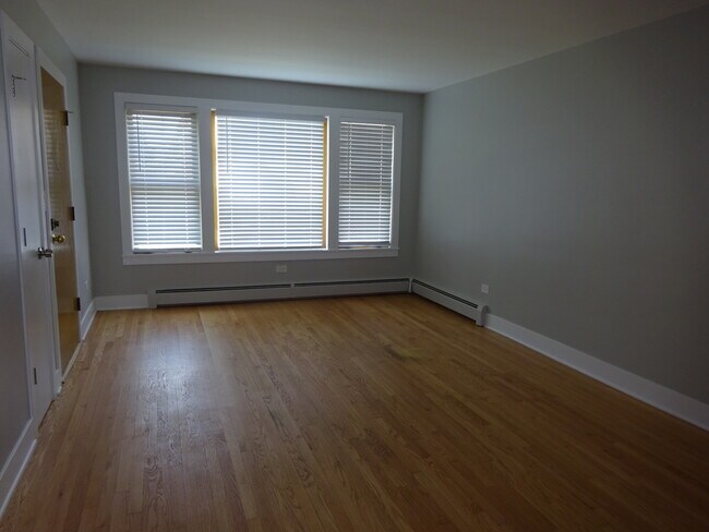 Foto del edificio - 5831 W Lawrence Ave