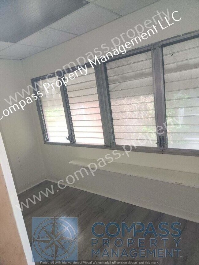 Building Photo - $1695 - 3 Bed, 1.5 Bath Duplex Home - Coat...