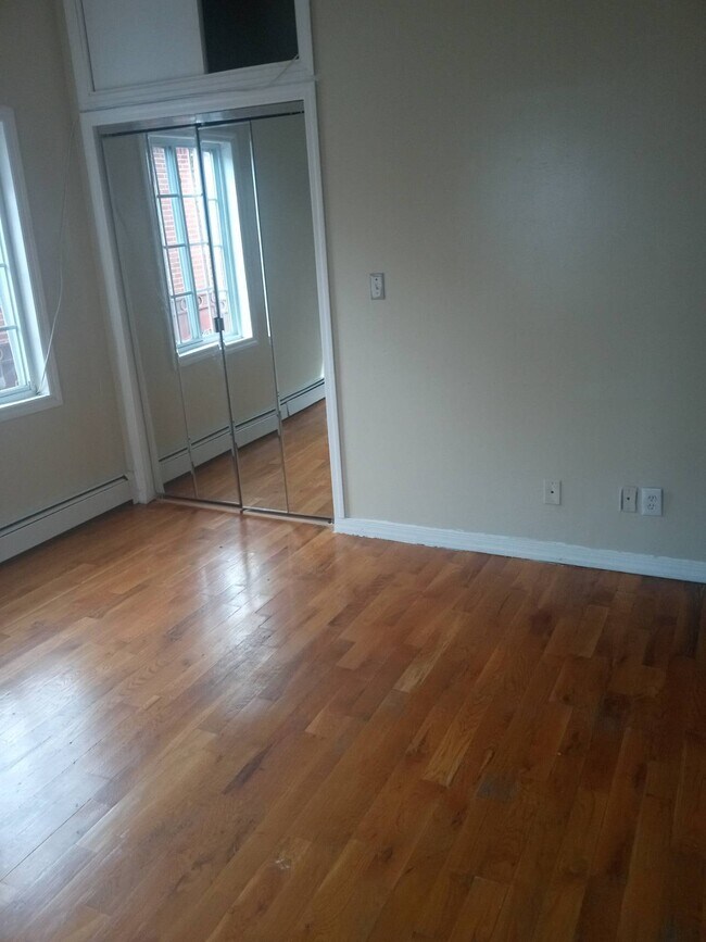 Foto del edificio - 1496 E 95th St