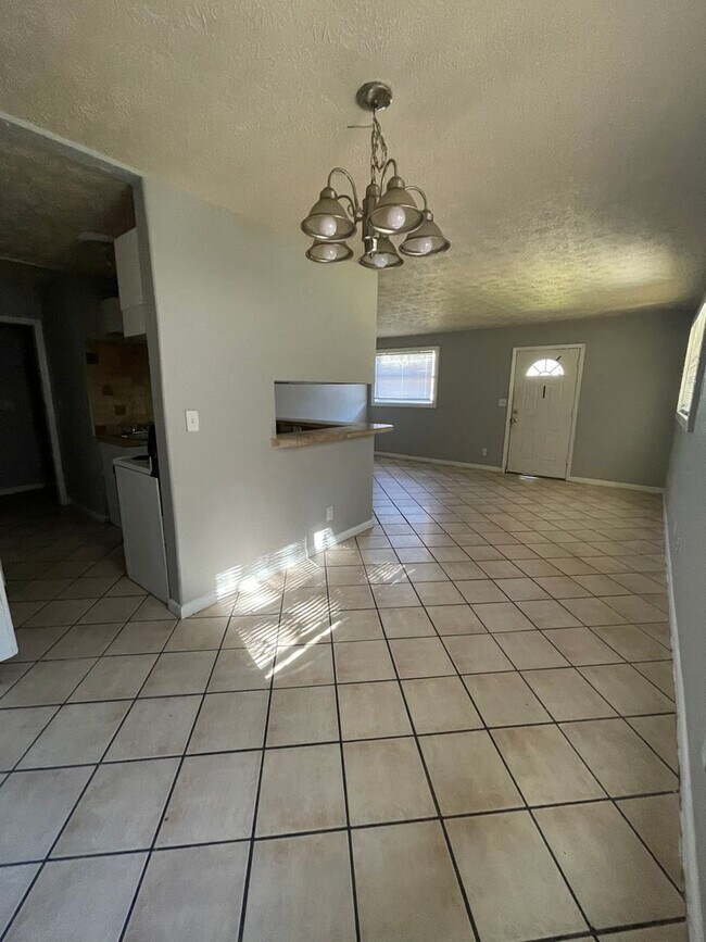 Foto del edificio - **Fantastic 4 bedroom 2 bathroom on Corner...
