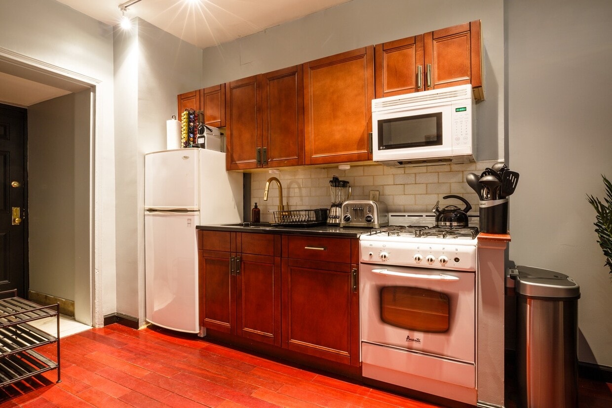 Primary Photo - 239 East 33rd Street