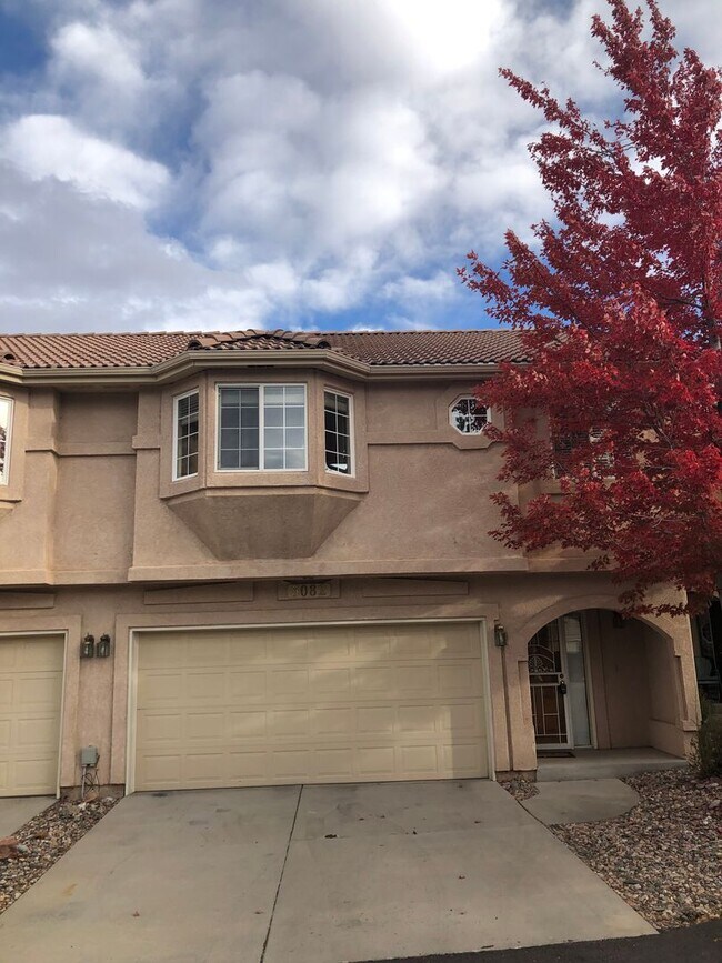 Foto del edificio - Bright and Open 3 Bed 3 Bath Townhome in Gated Peak View Villas