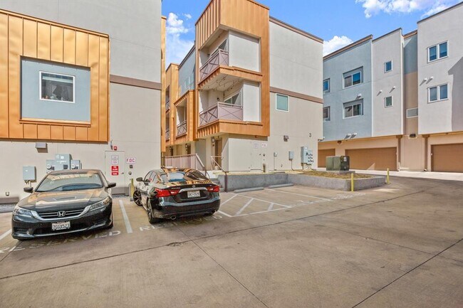 Building Photo - 2827 Manor Rd