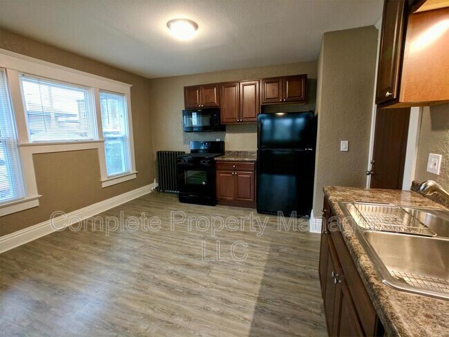 Foto del edificio - 221 E Main St