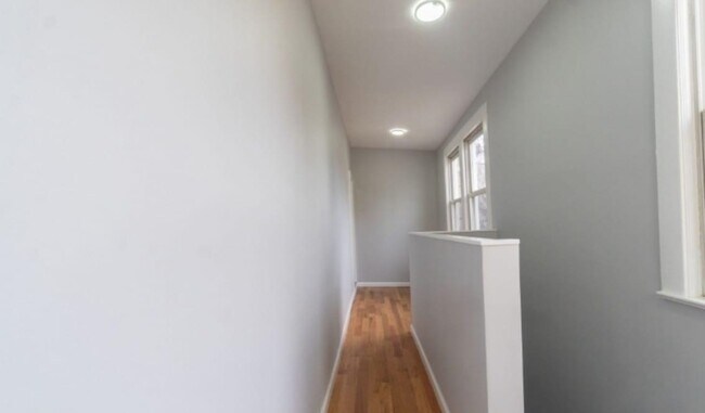 Building Photo - 586 N 11th St