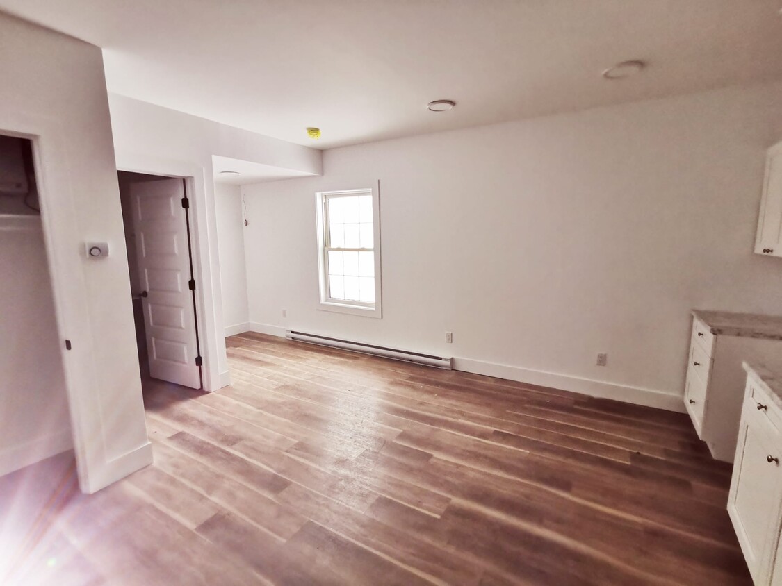 Building Photo - 2 Bed 1 Bath Apartment