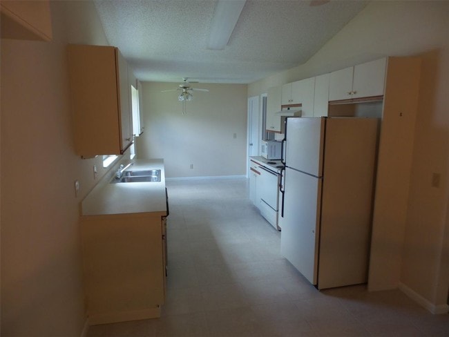 Building Photo - 6701 SE Lillian Ct