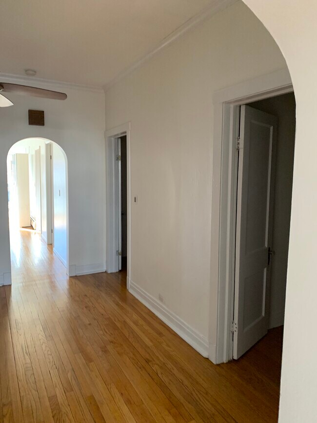 Building Photo - 1329 W Wolfram St
