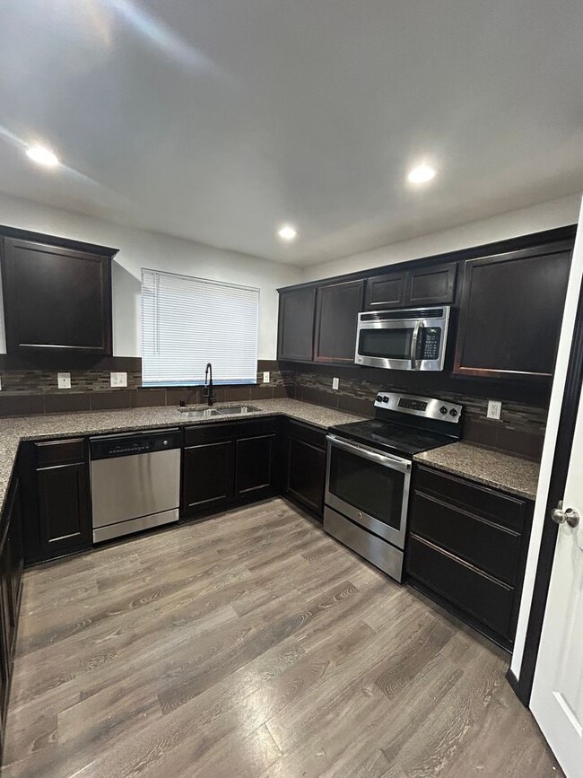 Foto del edificio - Large 4 bedroom 2.5 bath