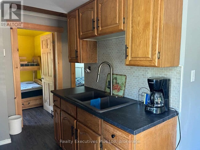 Building Photo - 362-362 Balm Beach Rd W