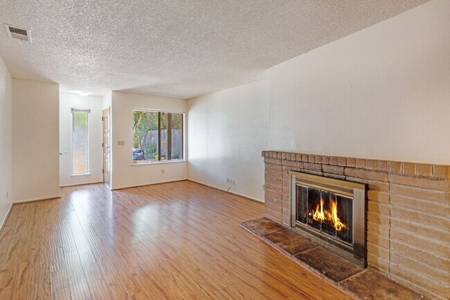Foto del edificio - 4830 Suncrest Way