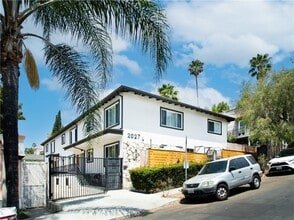 Building Photo - 2027 Vista Del Mar Ave