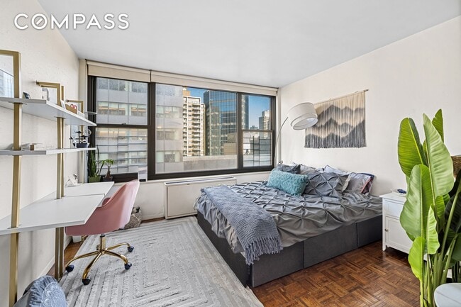 Building Photo - 117 W 57th St